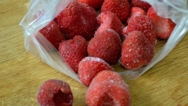 Замороженная клубника с сахаром на зиму: рецепты и пропорции для заморозки в морозилке, как правильно заготовить перетертую ягоду